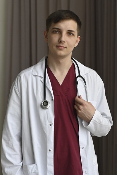 Доктор стоит в коридоре