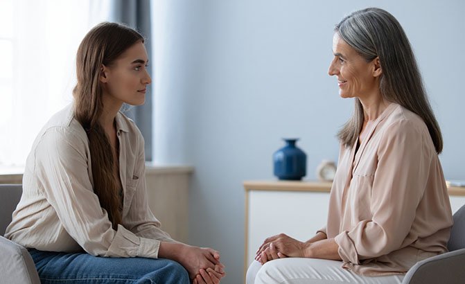 Девушка разговаривает с психотерапевтом